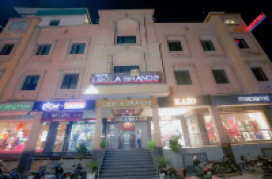 Hotel Leela Grande فنادق في 