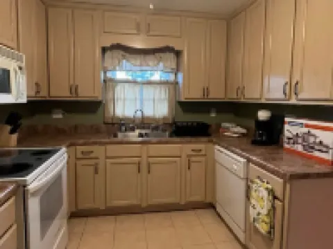 Pink Door Charming 2-bedroom house with WiFi, AC in nice Oneonta, Close to Food 오니온타 호텔