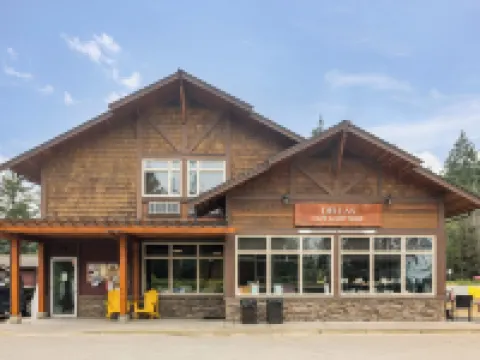 Sproat Lake Landing Resort Hotels in Alberni-Clayoquot
