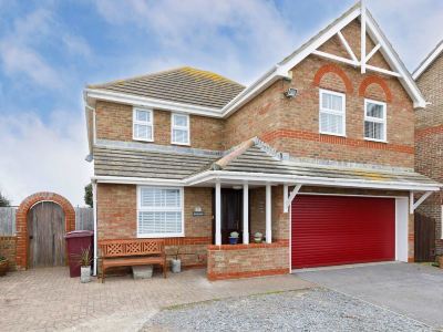 Spacious 4-Bed Seaside Retreat in Selsey