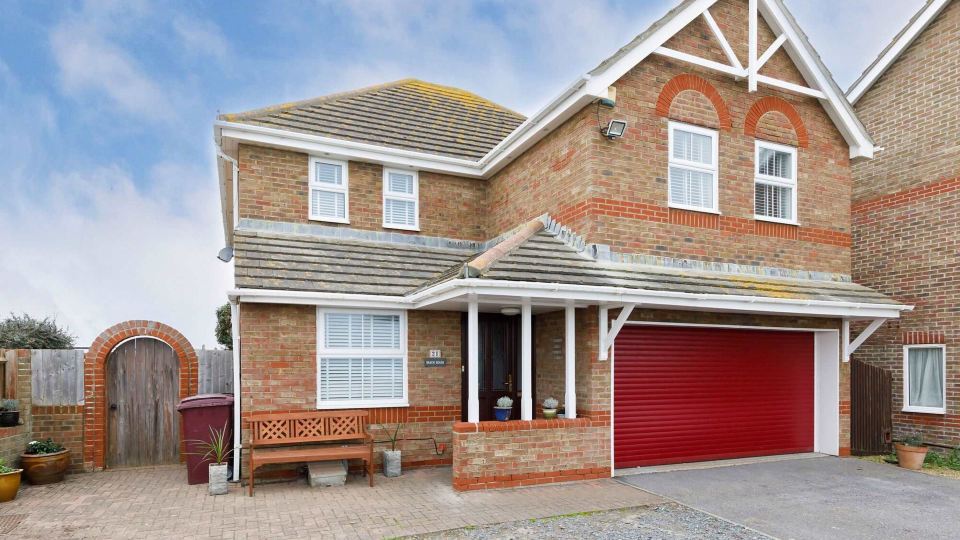 Spacious 4-Bed Seaside Retreat in Selsey