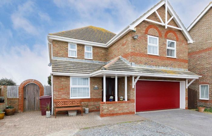 Spacious 4-Bed Seaside Retreat in Selsey