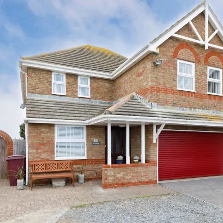 Spacious 4-Bed Seaside Retreat in Selsey