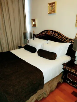 Owu Crown Hotel - Deluxe Twin Bed Room