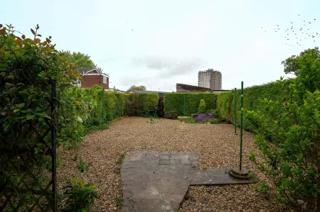 Modern 3 Bed House-Free Parking