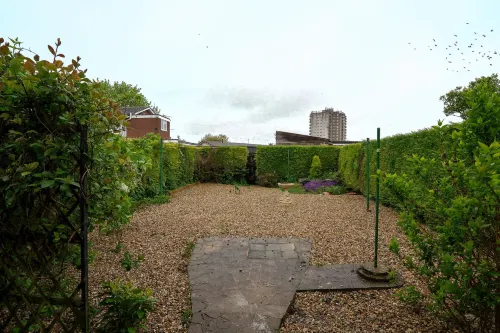 Modern 3 Bed House-Free Parking