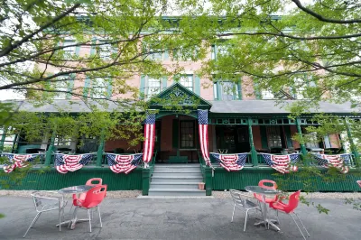 Rogues' Harbor Inn Hotels in Lansing