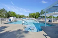 Direct Lake Access and Resort Amenities - Charming Lakefront Getaway Hotels in Kimberling City