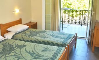Holiday Studio Apartments Yannis on the Beach of Agios Gordios in Corfu