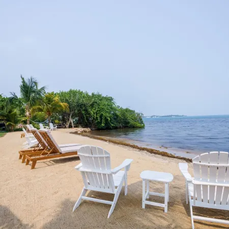 Sand Castle Vista - Spacious 4-Bed Villa in Placencia Village w Pool
