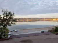 Bright and Spacious Apartment with Terrace in Kastel Stafilic