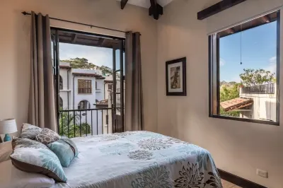 Beautiful Mediterranean-Style Penthouse with an Ocean View Balcony Hotel a 