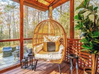 Private, Modern, Pet-Friendly Log Cabin Getaway on 6 Acres, Ξενοδοχεία στην πόλη Marbletown
