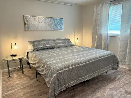 Modern & Cozy 2BR w/ King Bed in Appleton, 30 mins by drive from Lambeau Field