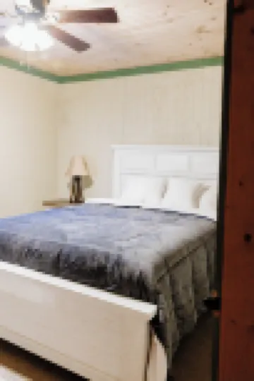 Cozy Pines Log Cabin 2BR+Loft Creekside w/ Hot Tub