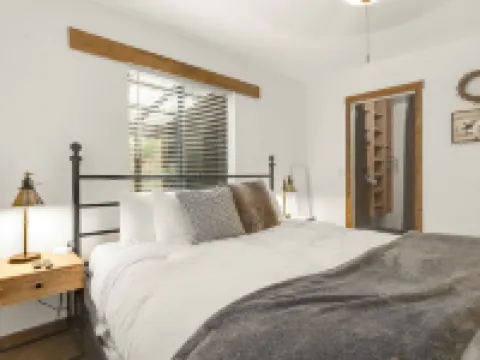 Delightful 3-bedroom house in charming Flagstaff w/King Size Bed & Gas Log Stove 卡馳納山莊酒店