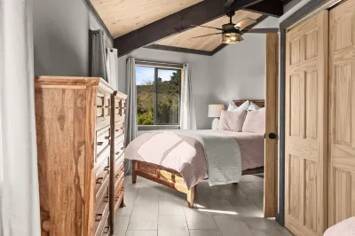 "THE VOC" an eclectic octagon house w a 360° lookout loft & RED ROCK views!