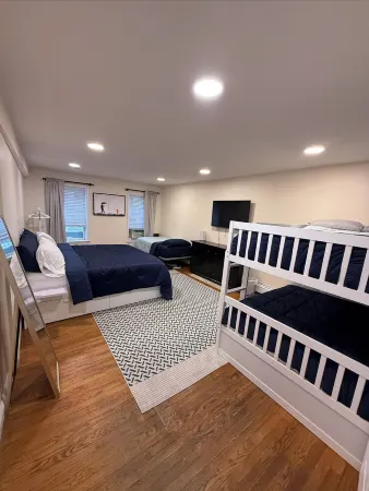 The Ultimate NYC Group Getaway. Sleeps 10 in Hoboken Отели рядом с достопримечательностью «Технологический институт Стивенс»