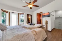 Charming, Pet-friendly, 3-bedroom home in Gilbert with AC, WiFi, pool, hot tub BARNONE at Agriptopia附近的飯店