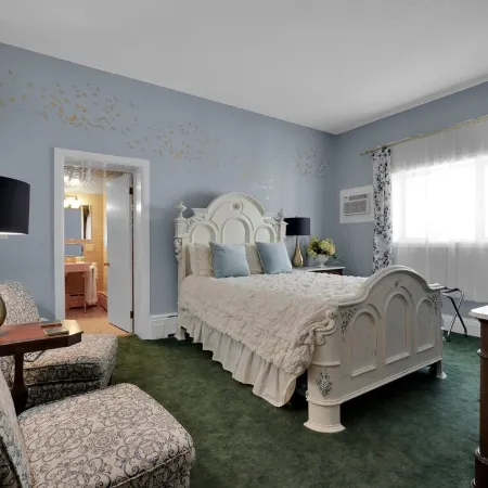 Old Library Inn - J.R.R. Tolkien Room Отели в г. Олеан