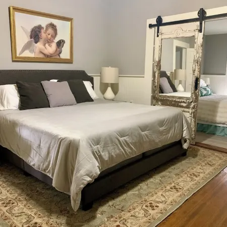 Cozy 2 BR Cottage with Inviting Sunroom, Spacious Yard and Ultimate Comfort Hotels in Kyle