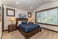 Group friendly, mt-view home with firepit, bunk house and screened-in dining