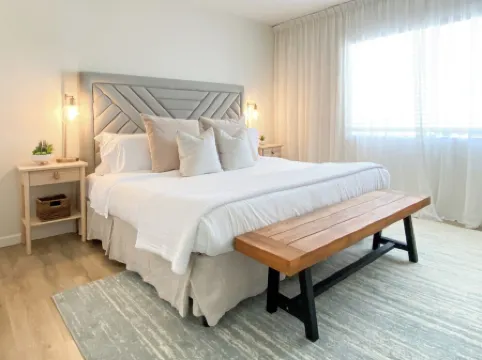 Luxury Pool Home for 10– Near ASU & Airport - BBQ - Continental Breakfast