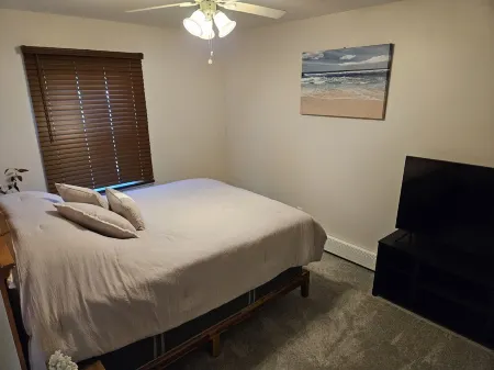 Enjoy this spacious 1 st floor Guest House "Serenity" near all the attractions.