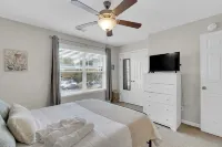 Charming Townhome,PRIME LOCATION,Historic,Mins to USC,TVs,Parking,Fireplace,W/D