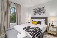 Oakside Retreat – Private Getaway with Huge Yard, Firepit and Game Room Hotels in Vanderburgh County