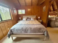 Serenity Now – Pristine Lake Chalet with Hot Tub, Kayaks & Peaceful Nature Views