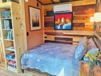 "Cozy Secluded Tiny House with Mountain Views, Short Walk from Parking"