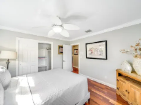 Heated Pool + Hot Tub! Close To Beach & Shops! Hotels in Lighthouse Point