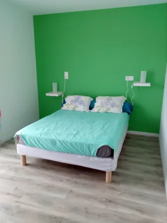 Handicap-accessible cottage with private heated pool Отели в г. Леон