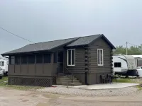 Charming cabin  At Magee East Marina & Campground