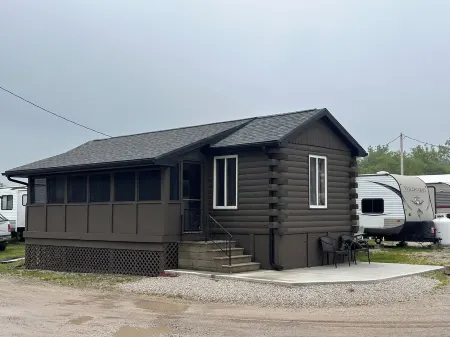 Charming cabin  At Magee East Marina & Campground