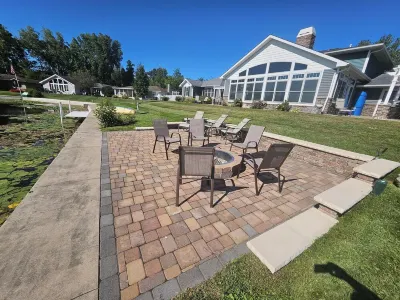 Irish Lakefront home. Pets, dock, fishing, kayaks. Hawblitzel Party Cove 주변 호텔