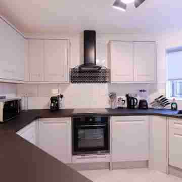 Luxury, Modern Apartment w/ Netflix in Zone 2 Others