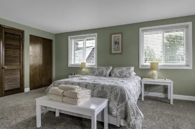 Tasteful loft, work-friendly