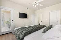 5 minutes from six flags , close to shopping center 2 beds 2 bath private