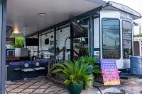 RV/ Camper Calusa Resort and Marina Keys' Meads附近的飯店