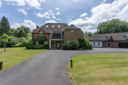 Luxury country retreat with extensive leisure facilities Отели рядом с достопримечательностью «Библиотека Хай-Уиком»