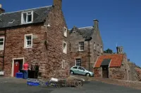 Gorgeous ground floor luxury Apartment in Fishing Village of Crail Hotels near Cellardyke Harbour