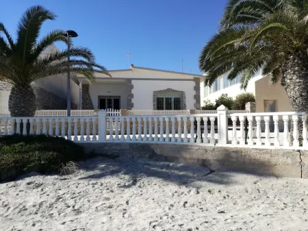 CHALET ON THE FIRST LINE OF THE SEA, 5 METERS !! FREE WIFI Отели в г. Мар-Менор