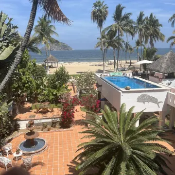 One bedroom oceanfront guesthouse.