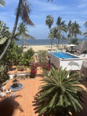 One bedroom oceanfront guesthouse.