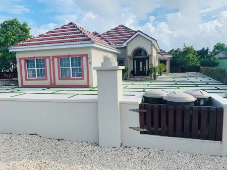 Cayman Imperial Suite-Close to Beaches, Restaurants, Bus-stops & Stores Отели рядом с достопримечательностью «TURTLE LAGOON»