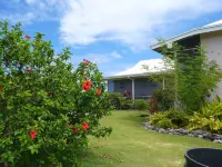 Coconut Beach House: Oceanfront, Beach, Dock, Views, Secluded, Reefs, Generator Hotels in Green Turtle Cay