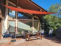 Spectacular Mountain View Chalet - Family and Dog friendly, Hot tub, Wi-Fi, Roku