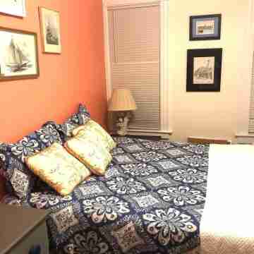 Spacious and comfy, walk to Broadway or downtown, 2 min to beach, parking Rooms